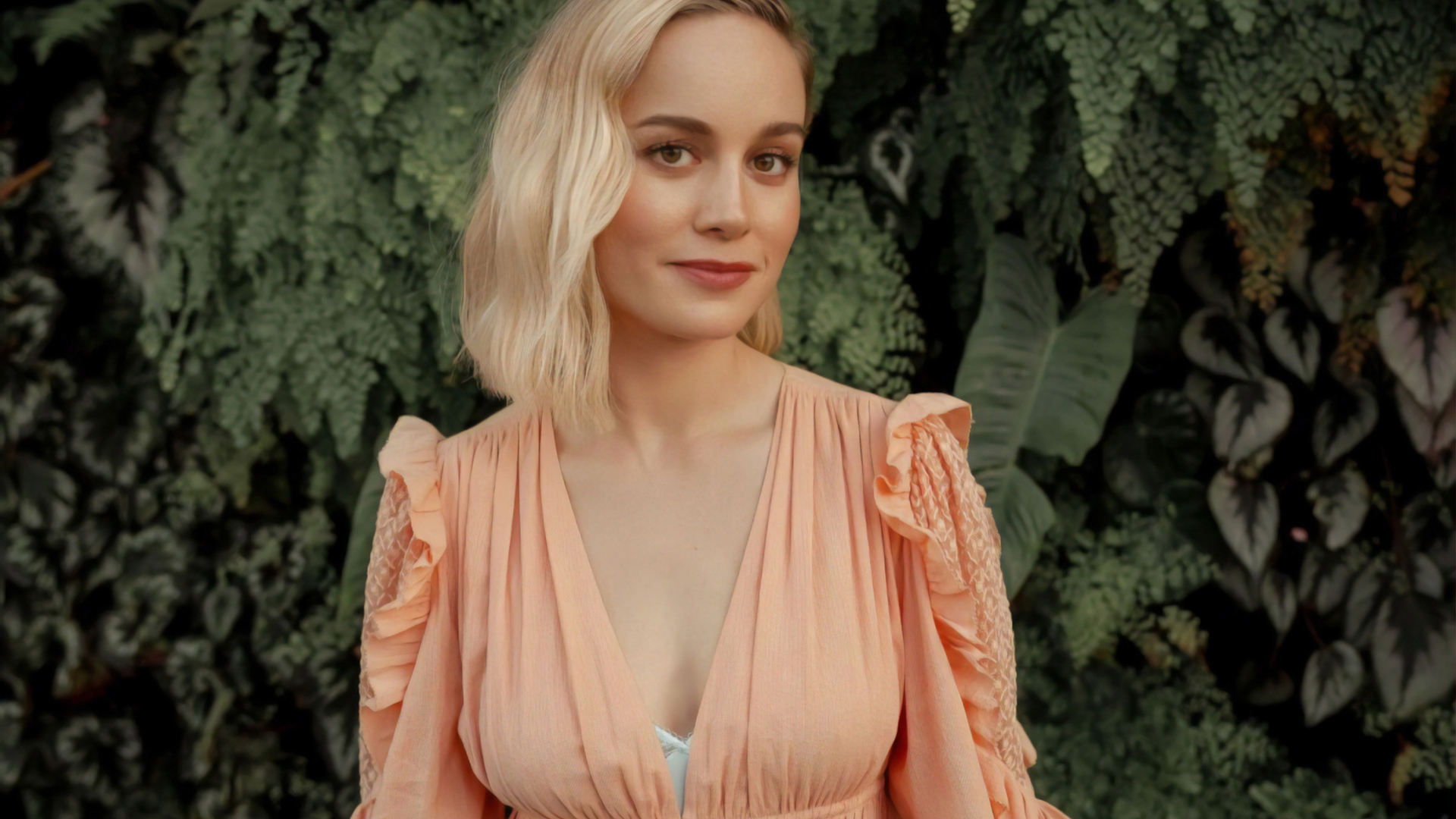 Актриса Бри Ларсон в  красивом розовом платье