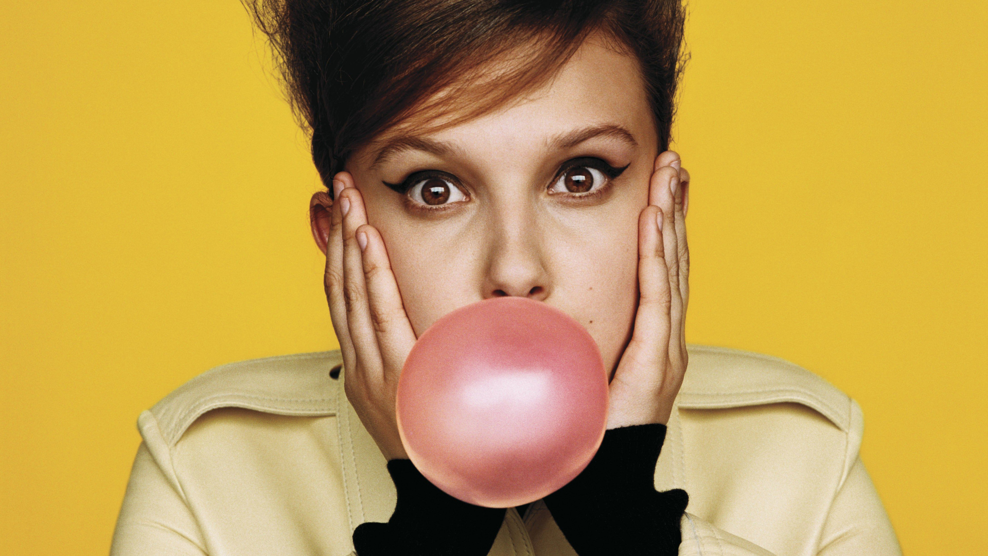 Актриса Милли Браун с жевательной резинкой во рту 