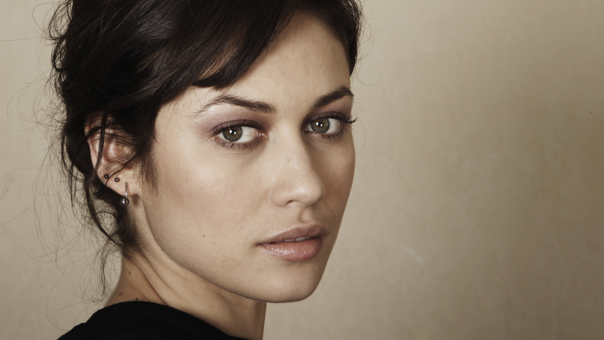 Актриса Ольга Куриленко с зелеными глазами