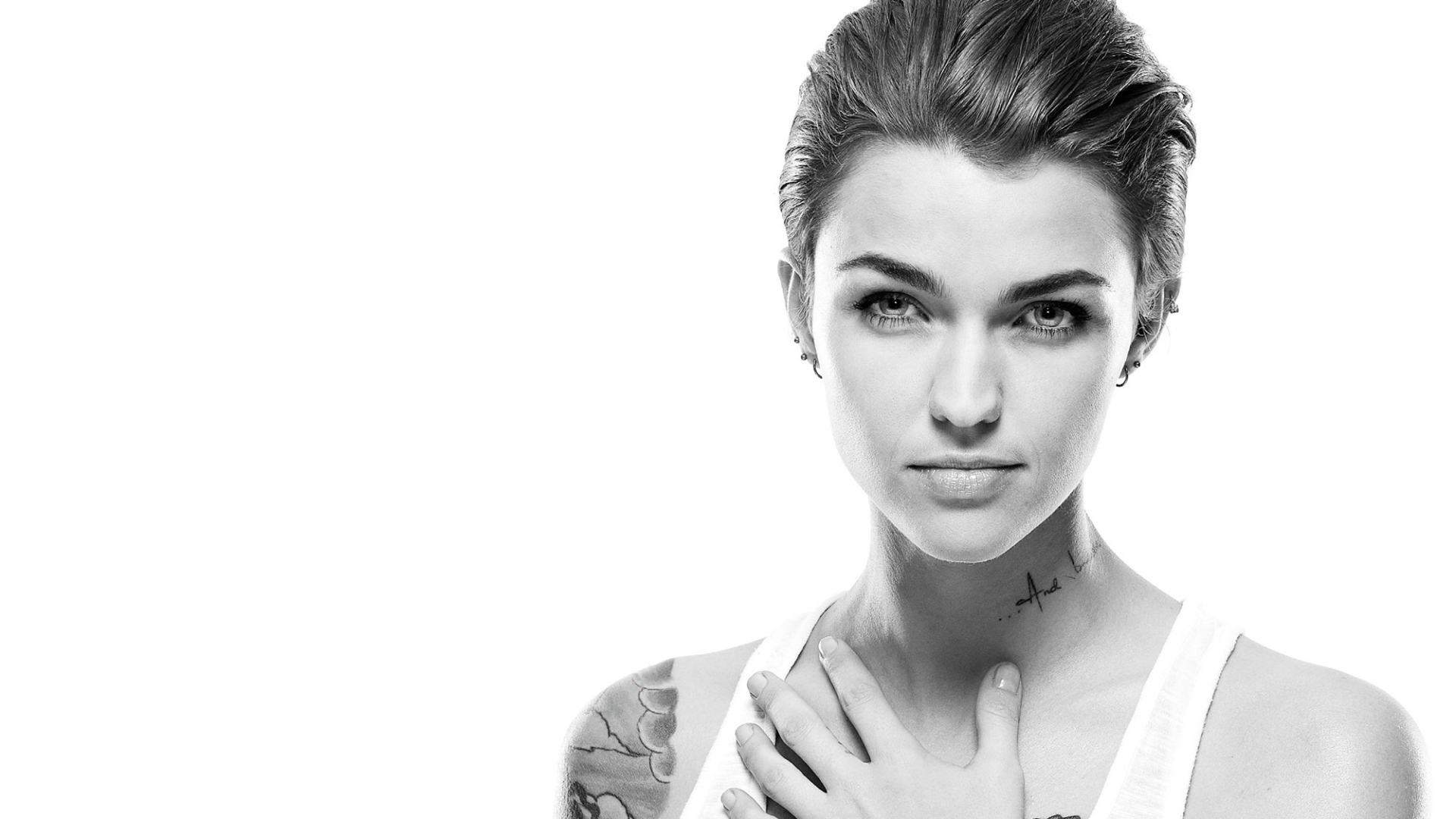 Актриса Руби Роуз с татуировками на теле черно белое фото