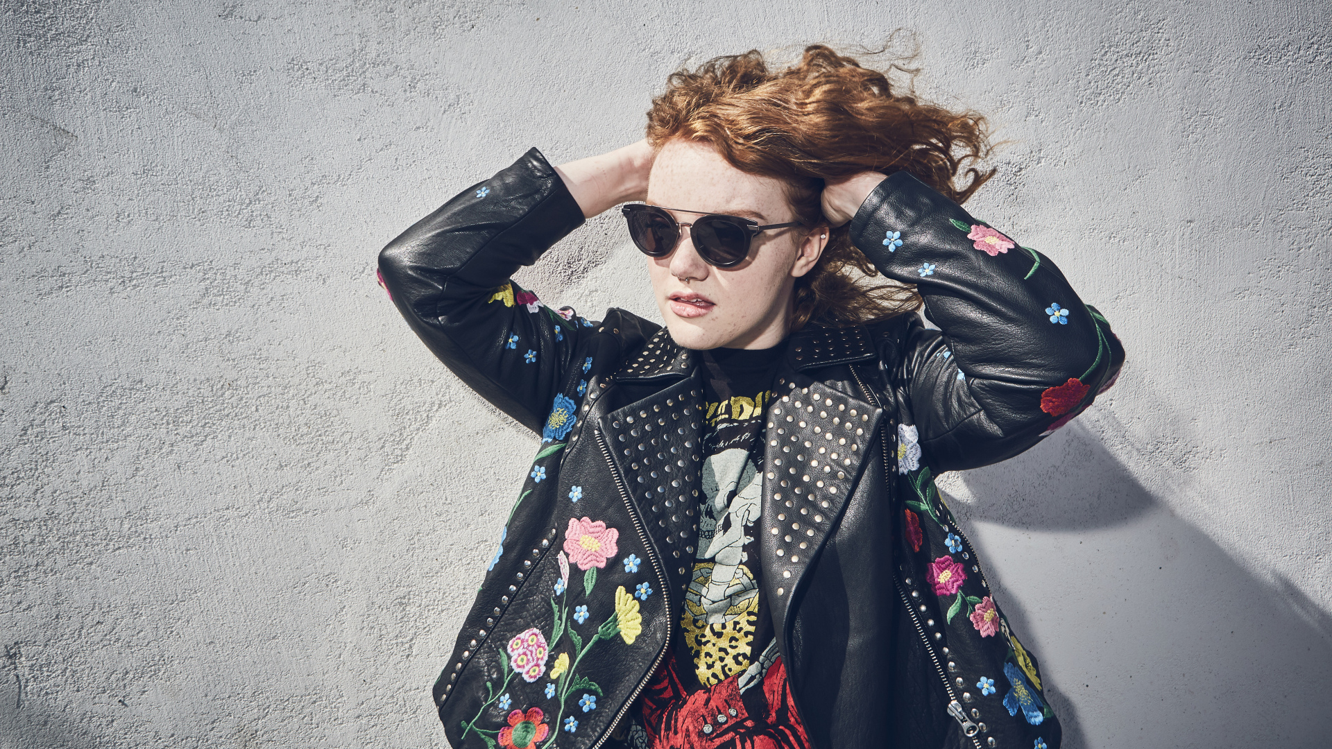 Актриса Шеннон Пёрсер в кожаной куртке у стены