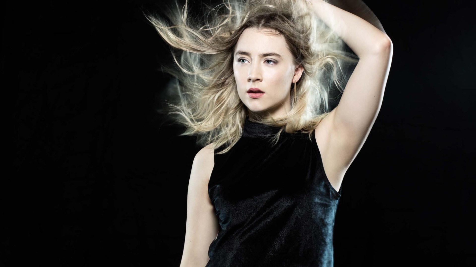 Актриса Сирша Ронан в черном наряде на черном фоне