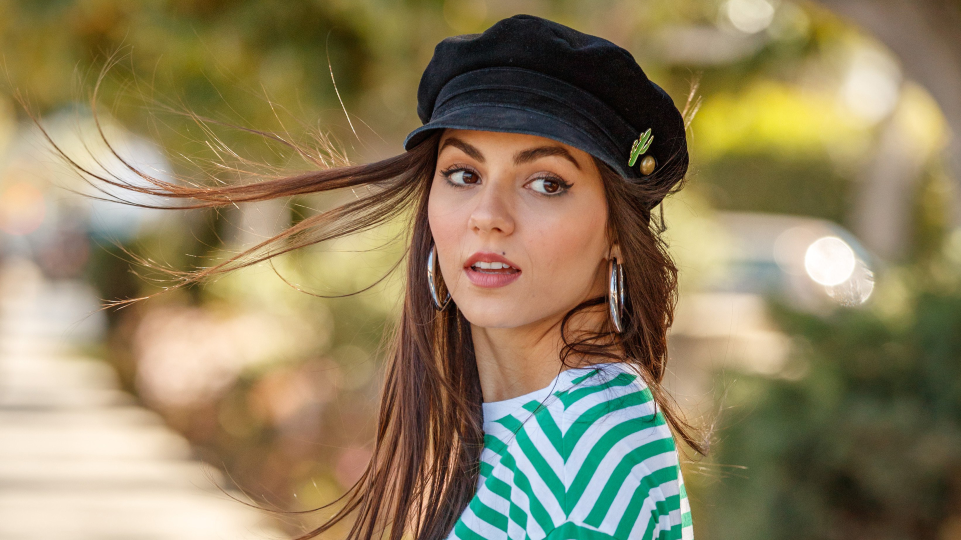 Актриса Виктория Джастис в черной кепке