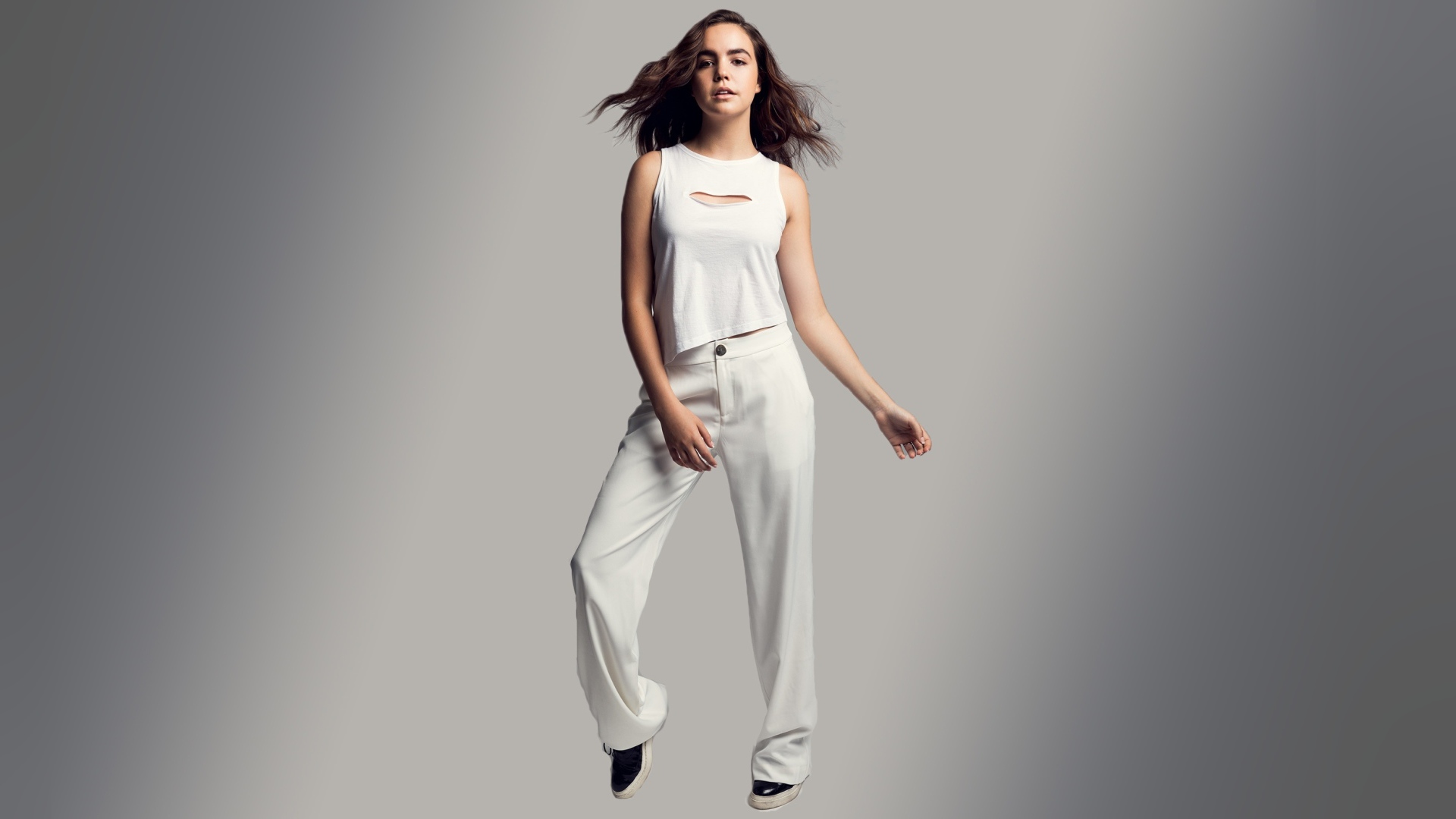Американская актриса Бэйли Мэдисон в белом костюме на сером фоне
