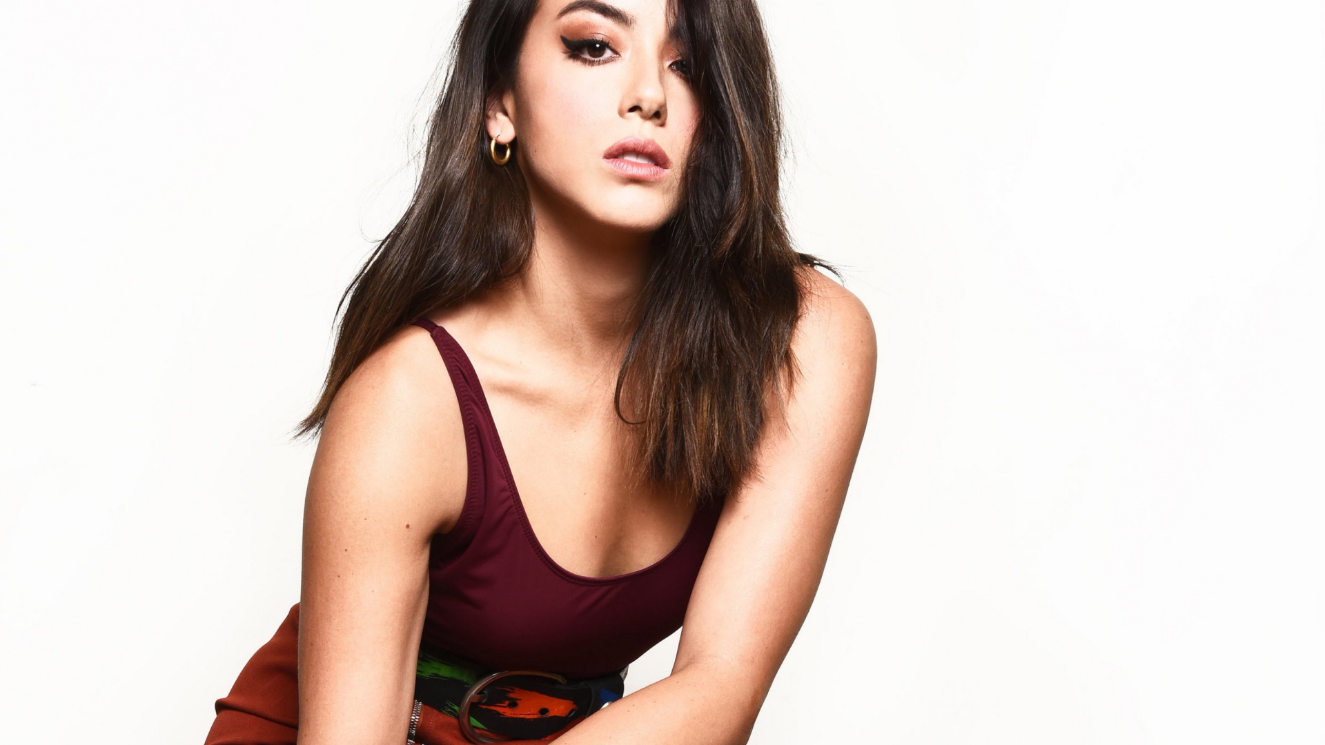 Американская актриса Хлоя Беннет на белом фоне