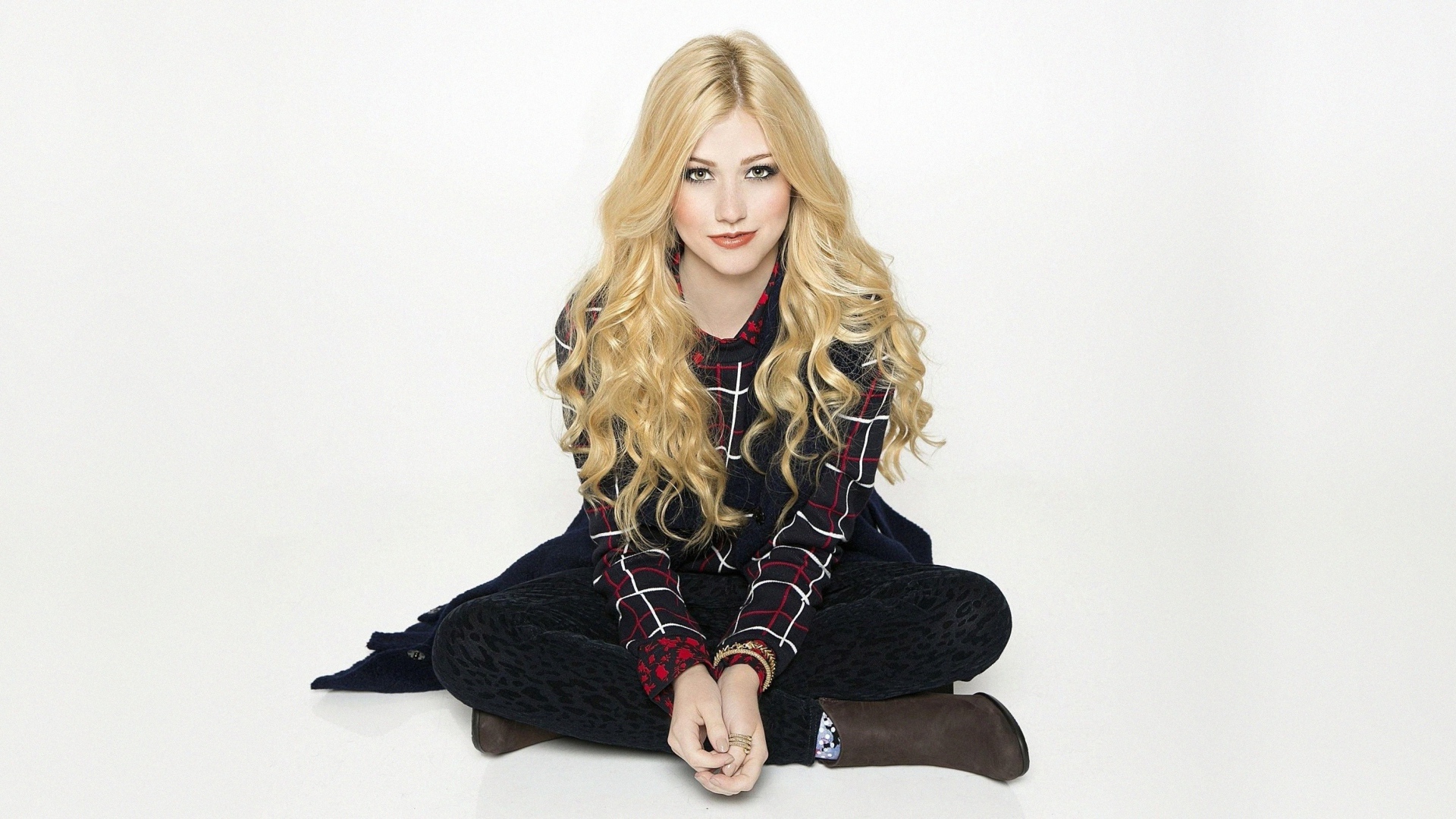 Американская актриса Кэтрин Макнамара на белом фоне