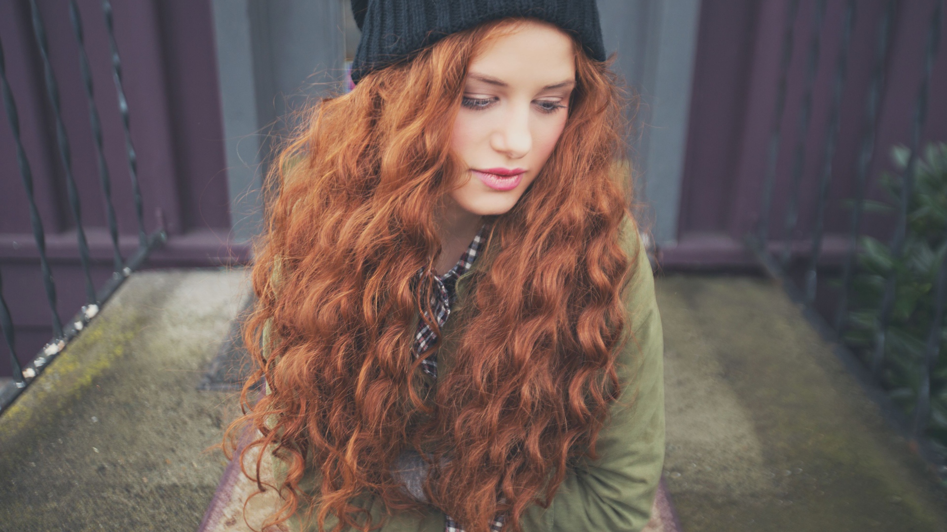 Американская рыжеволосая актриса Мэделин Петш в черной шапке