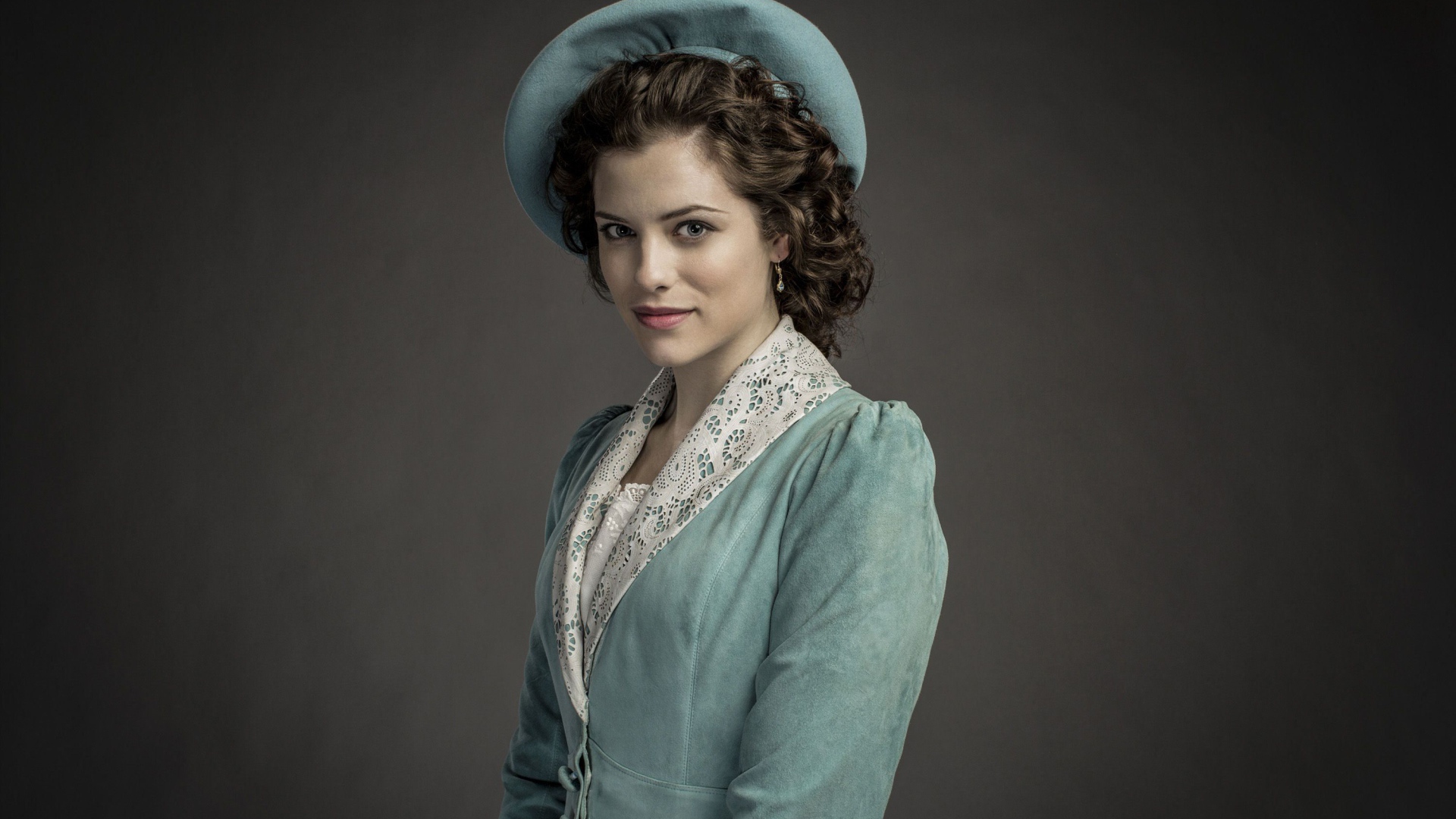 Красивая австралийская актриса Джессика де Гау в шляпке 