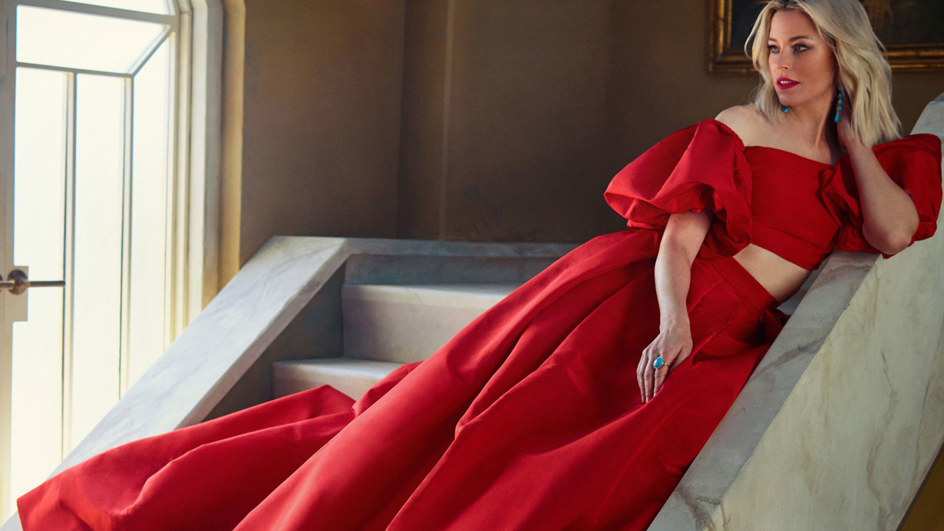 Красивая блондинка, актриса Элизабет Бэнкс в красном платье