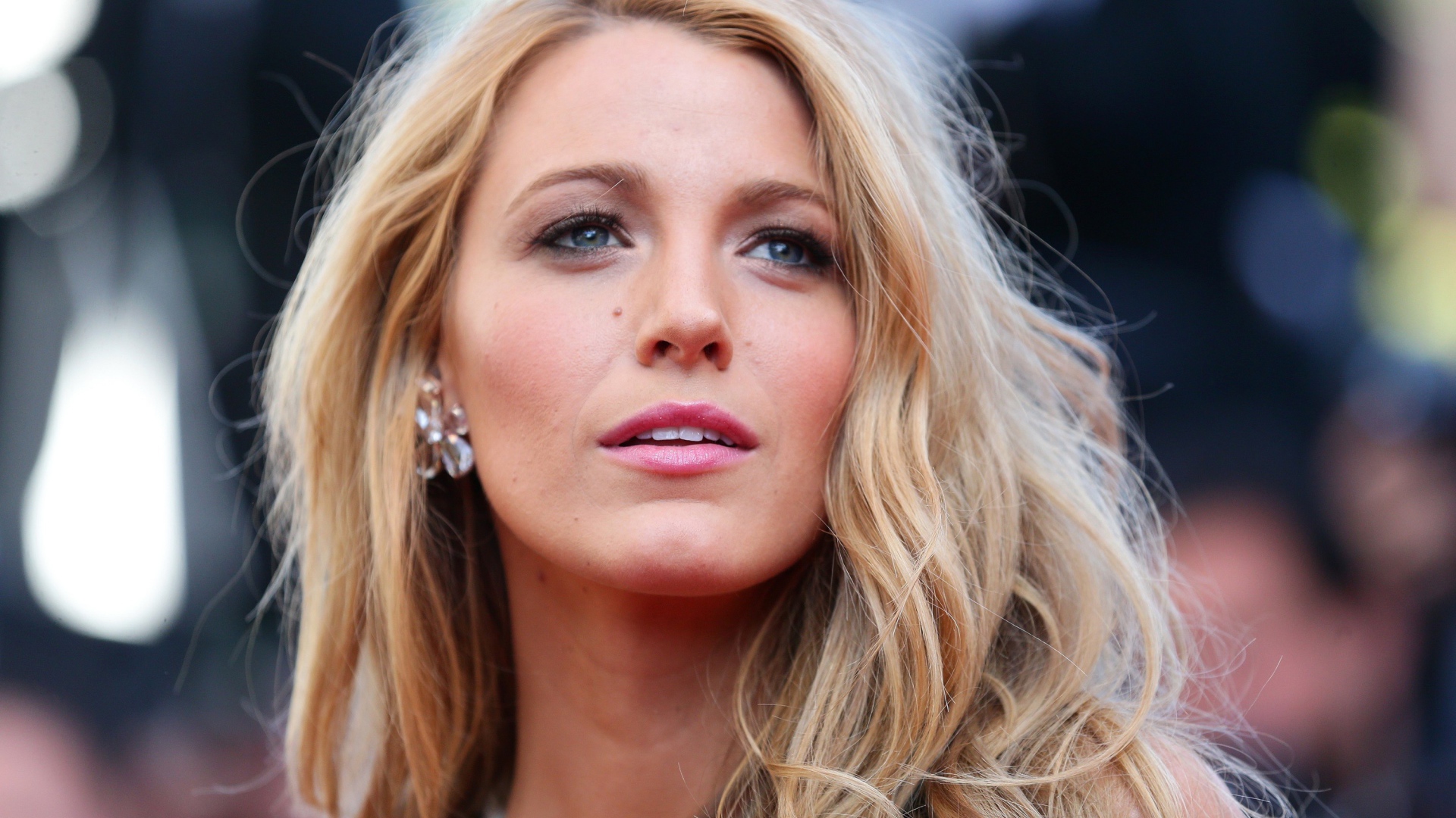 Красивая голубоглазая блондинка, актриса Блейк Лайвли