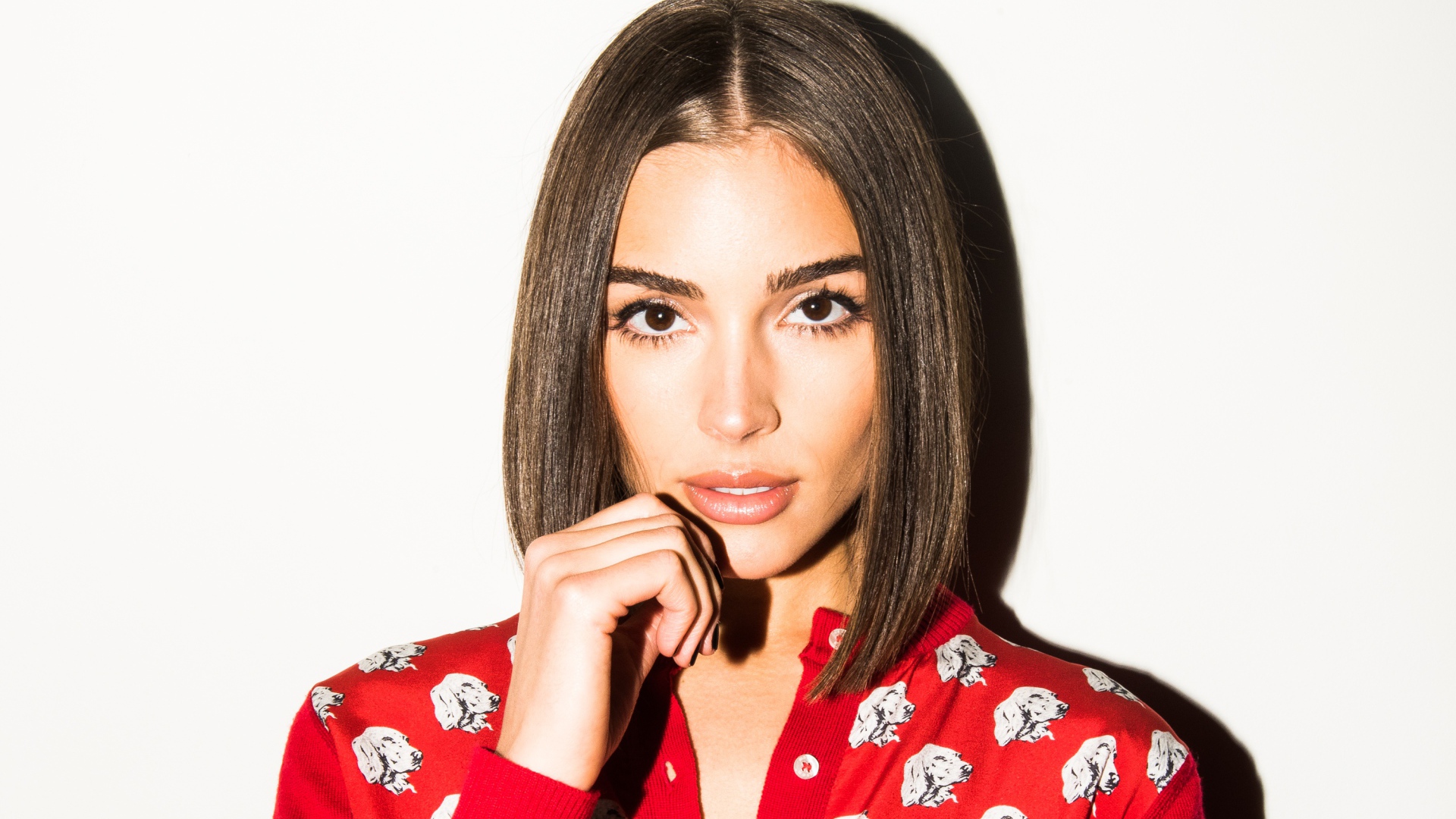 Красивая кареглазая девушка, актриса Оливия Калпо на белом фоне