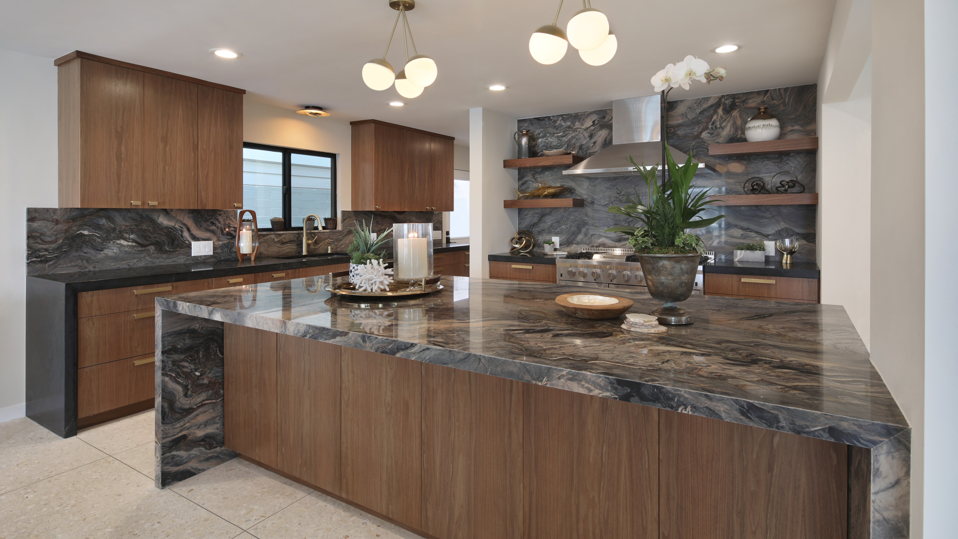 Красивая коричневая кухня с гранитными столами
