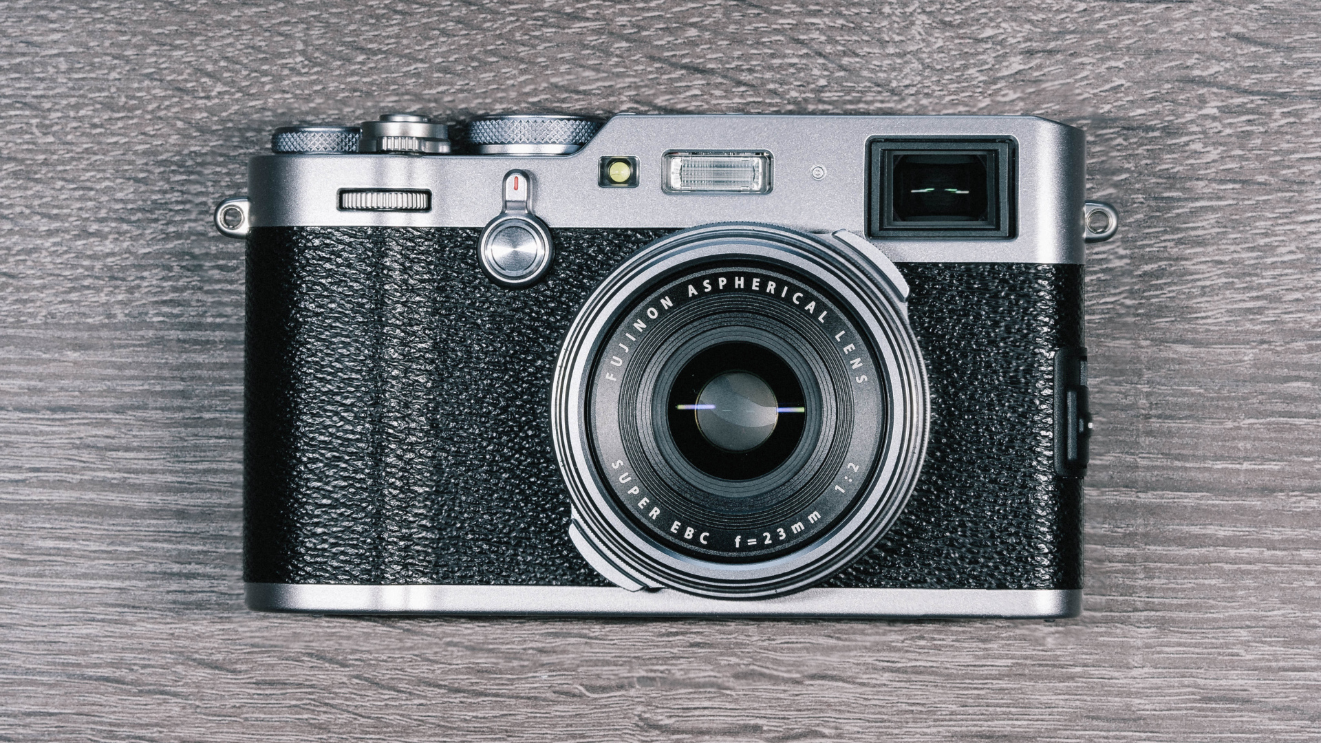 Красивый фотоаппарат Fujifilm X100F на столе