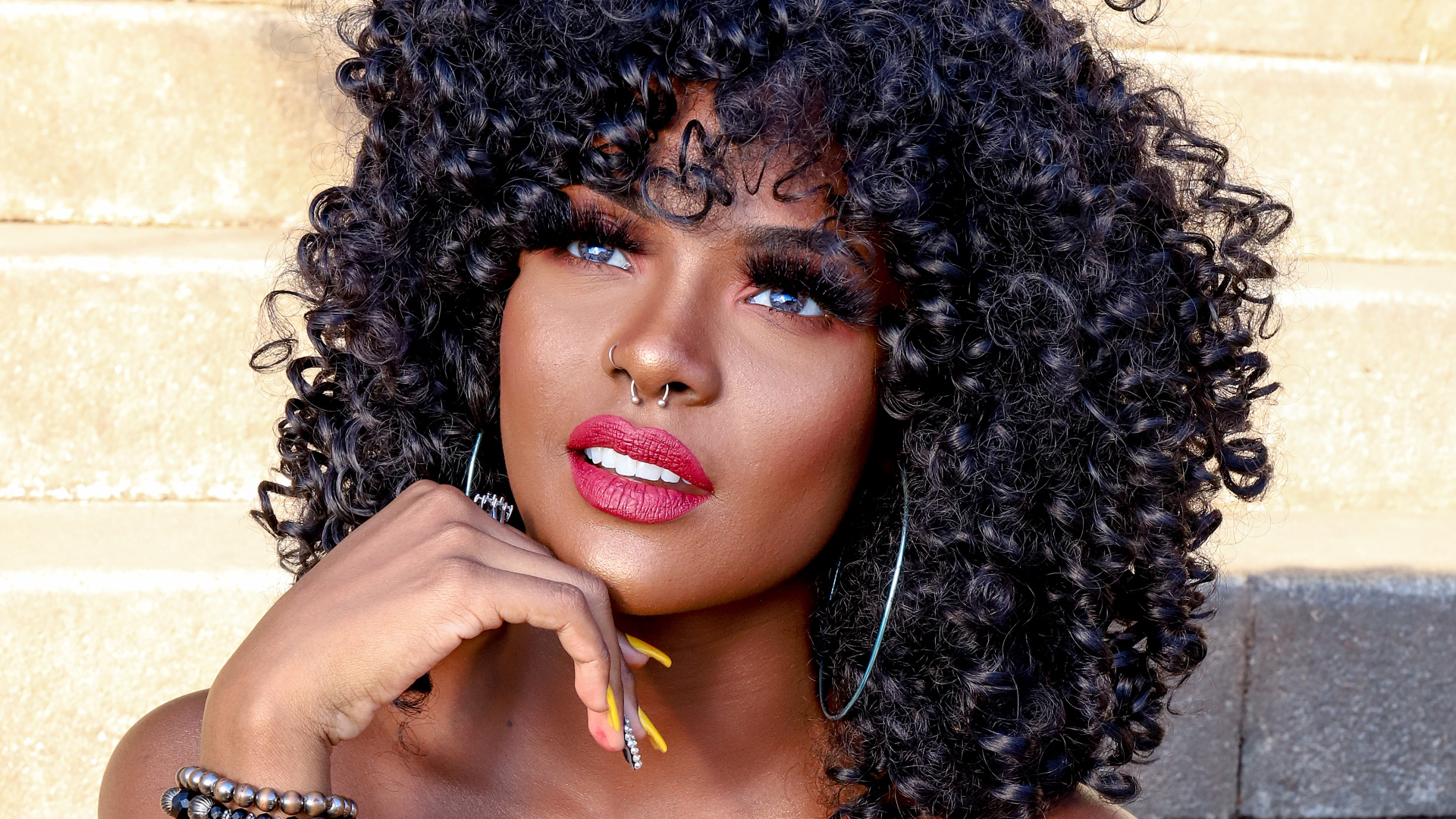 Красивая темнокожая девушка с пирсингом