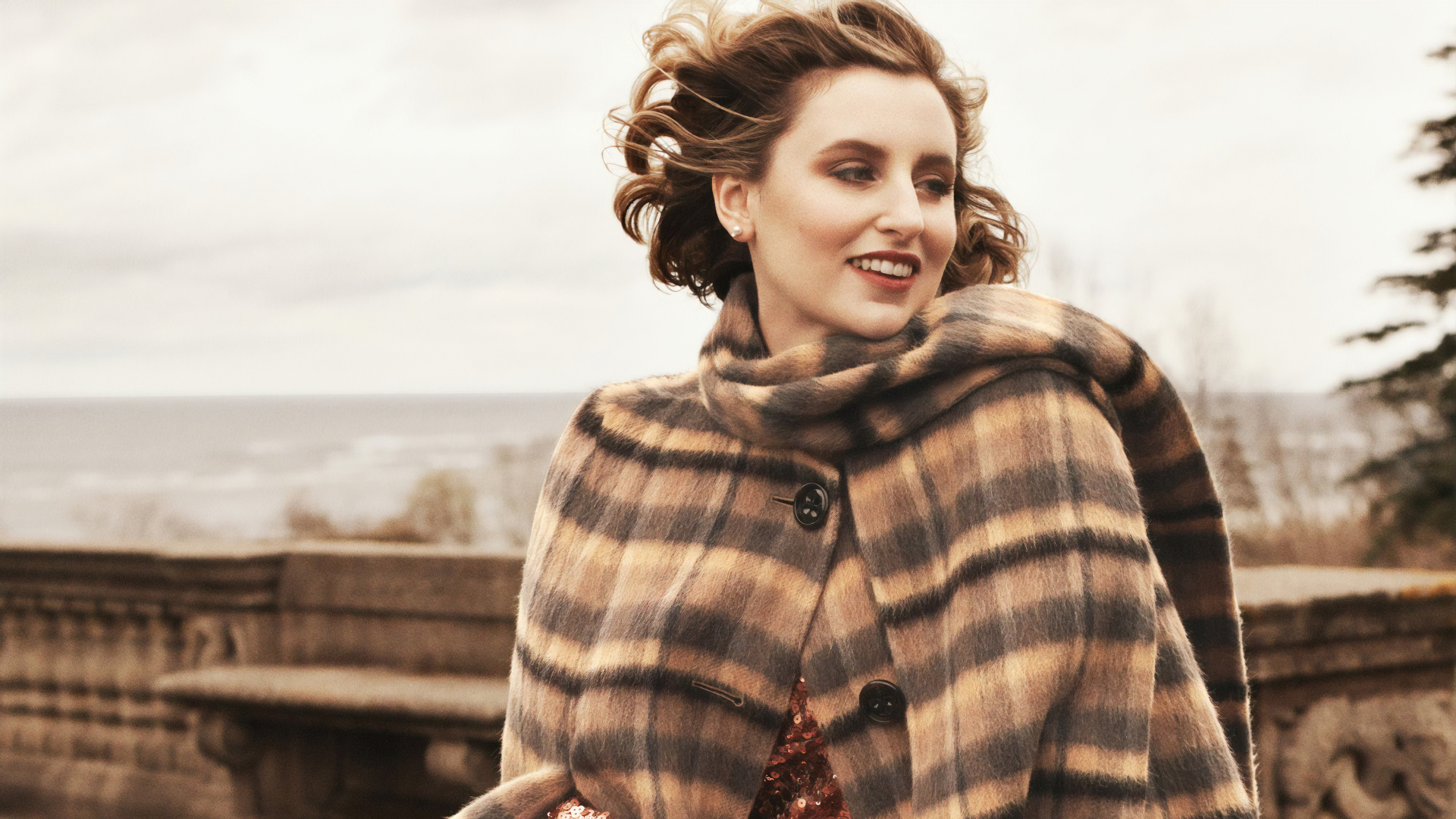 Красивая женщина в пальто, актриса Мишель Докери