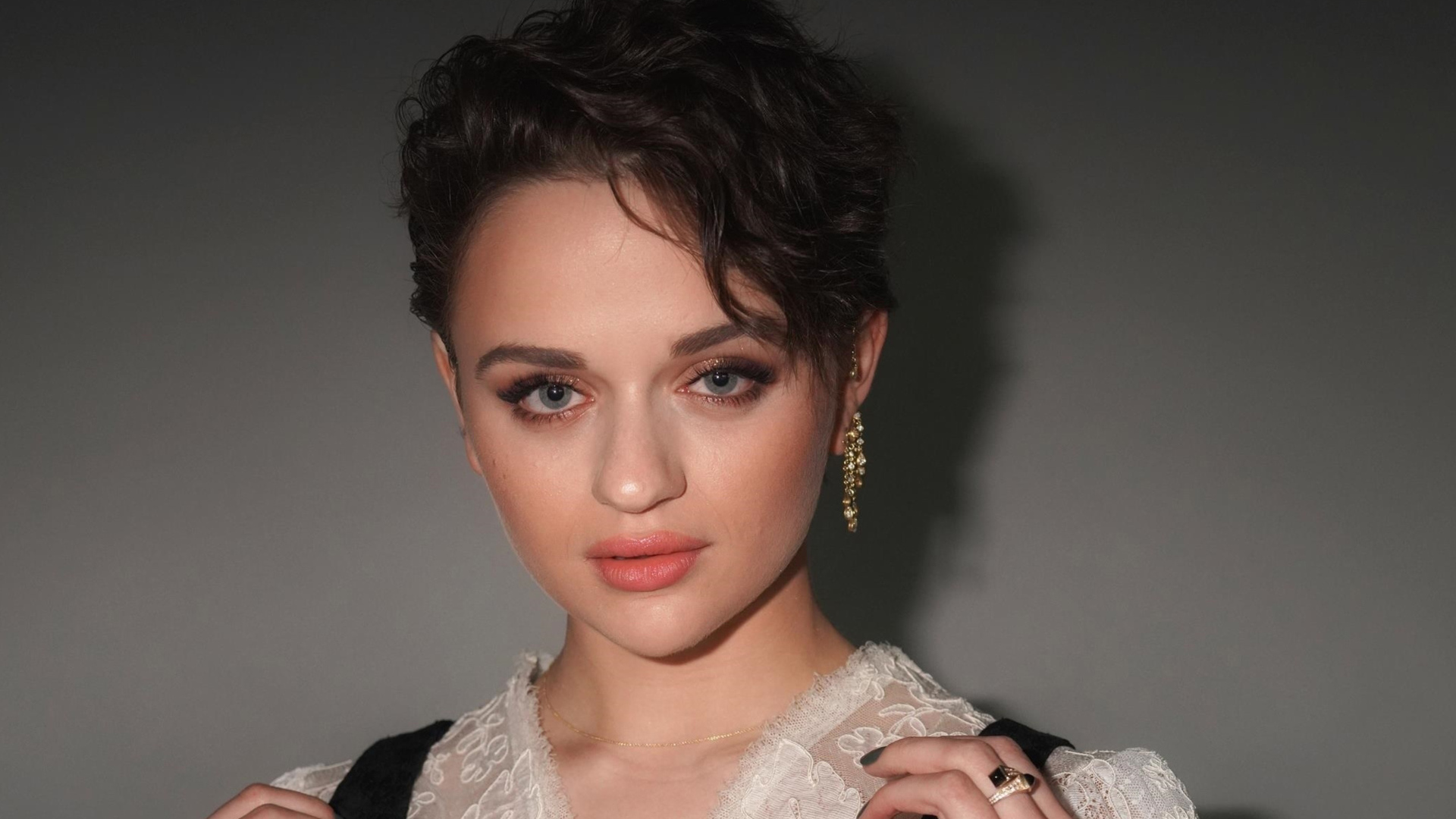 Красивая молодая девушка с короткой стрижкой, актриса Джои Кинг 