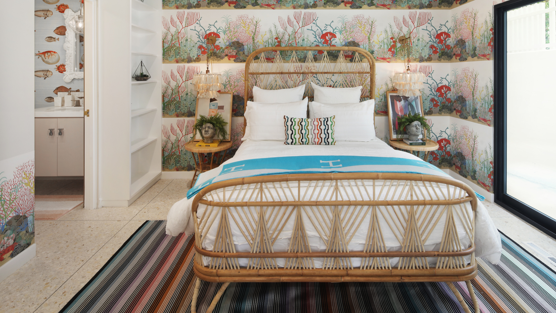 Спальня с большой кроватью  у окна 