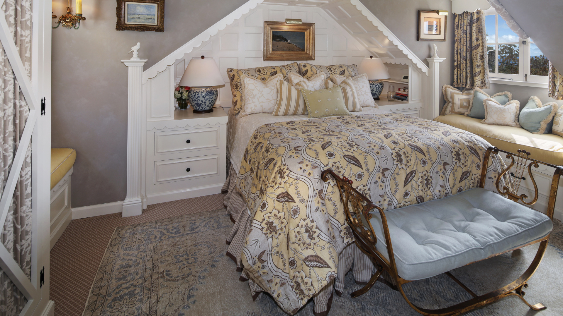 Спальня с большой просторной кроватью и диваном у окна 