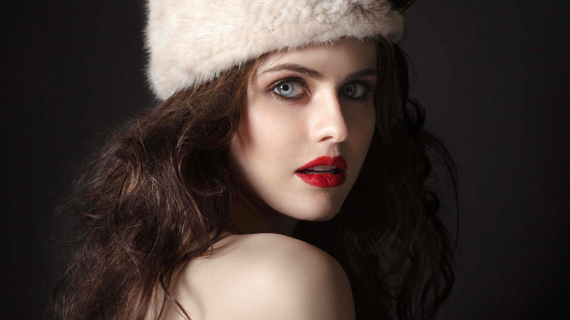 Голубоглазая актриса Александра Даддарио в шапке