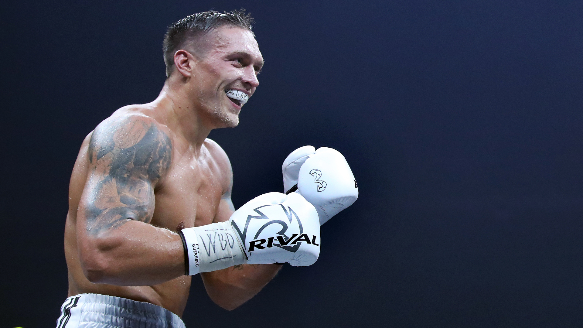 Боксер Александр Усик  в перчатках на ринге