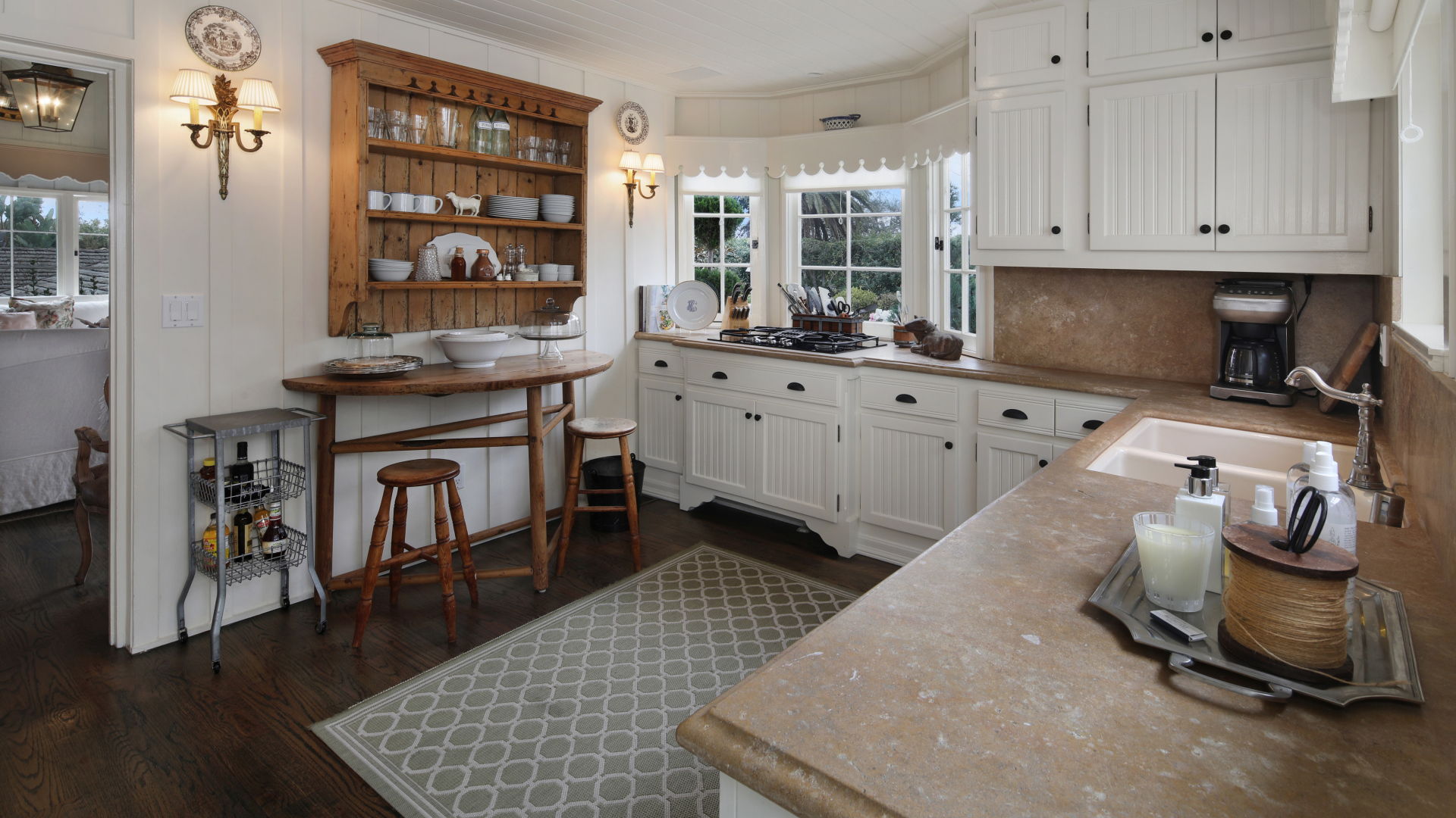 Светлая кухня с гарнитуром и ковром