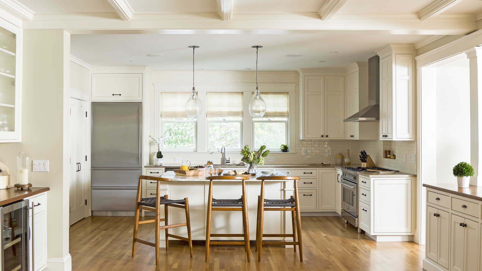 Светлая кухня с деревянными стульями 