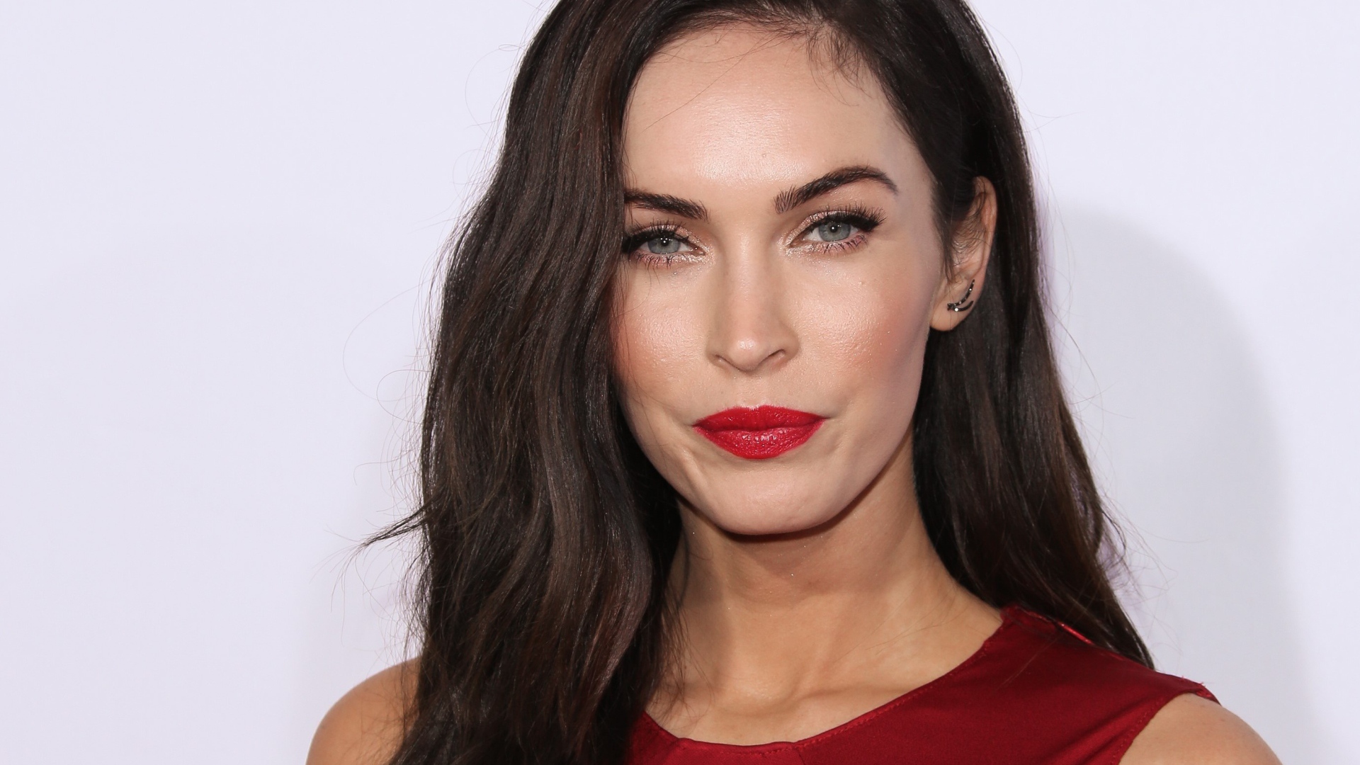 Яркая женщина, актриса  Меган Фокс на сером фоне