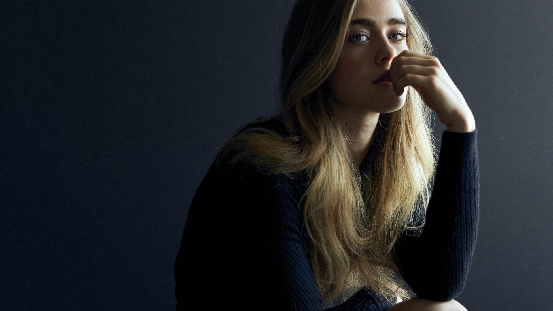 Канадская актриса Мелисса Роксбург на сером фоне