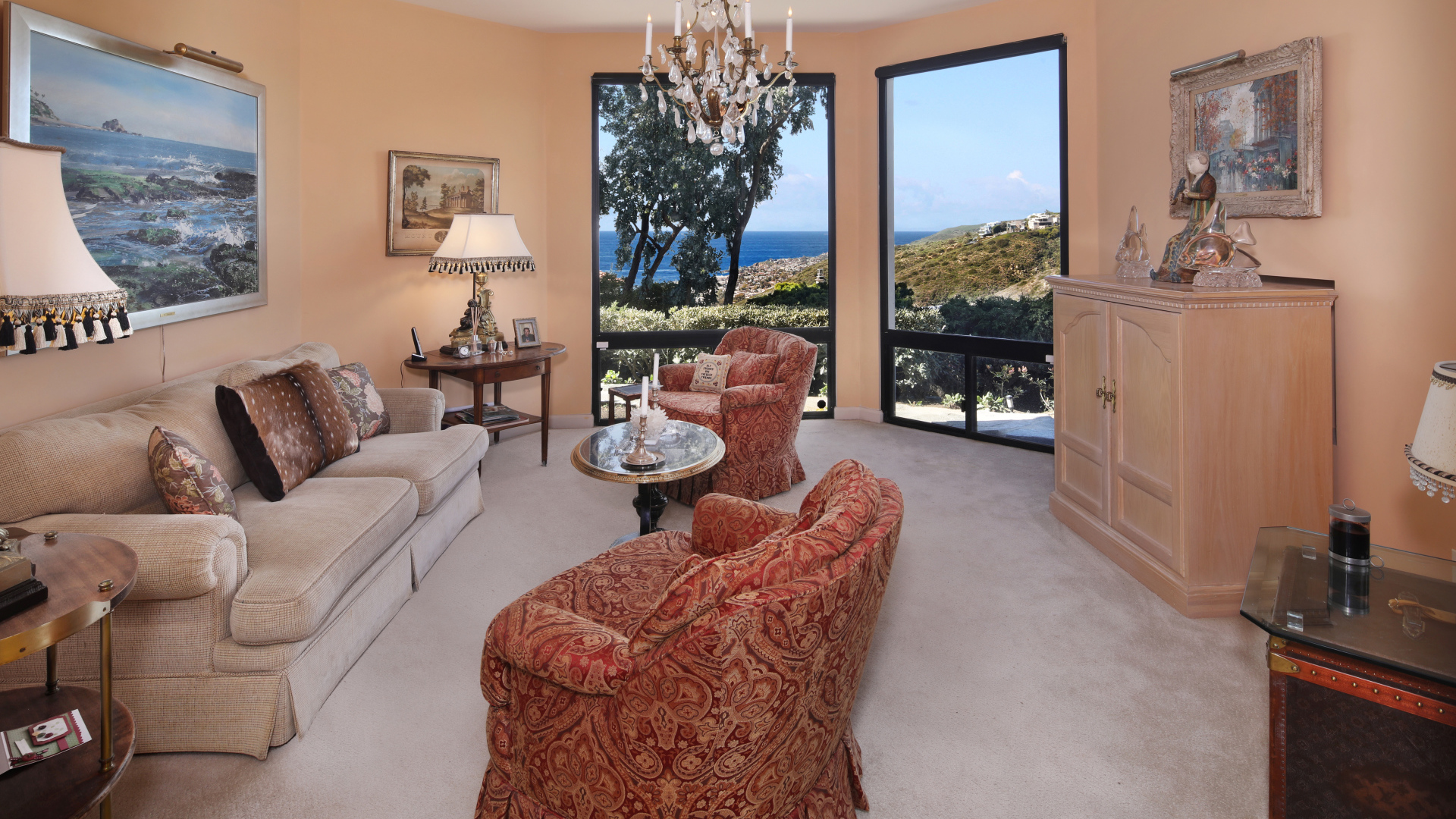 Уютная гостиная с мебелью и большими окнами