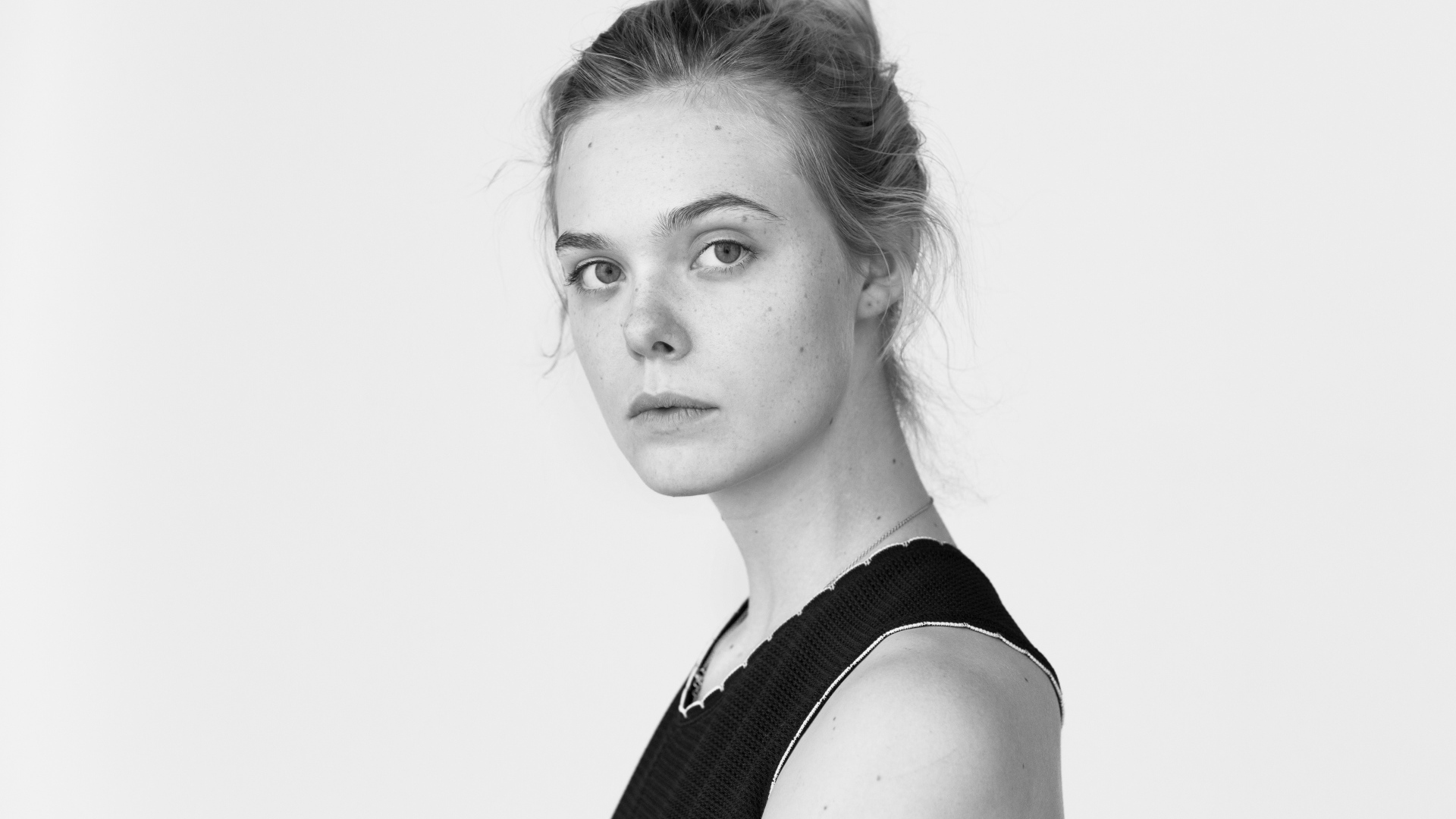 Милая настоящая девушка, актриса Эль Фаннинг черно - белое фото 