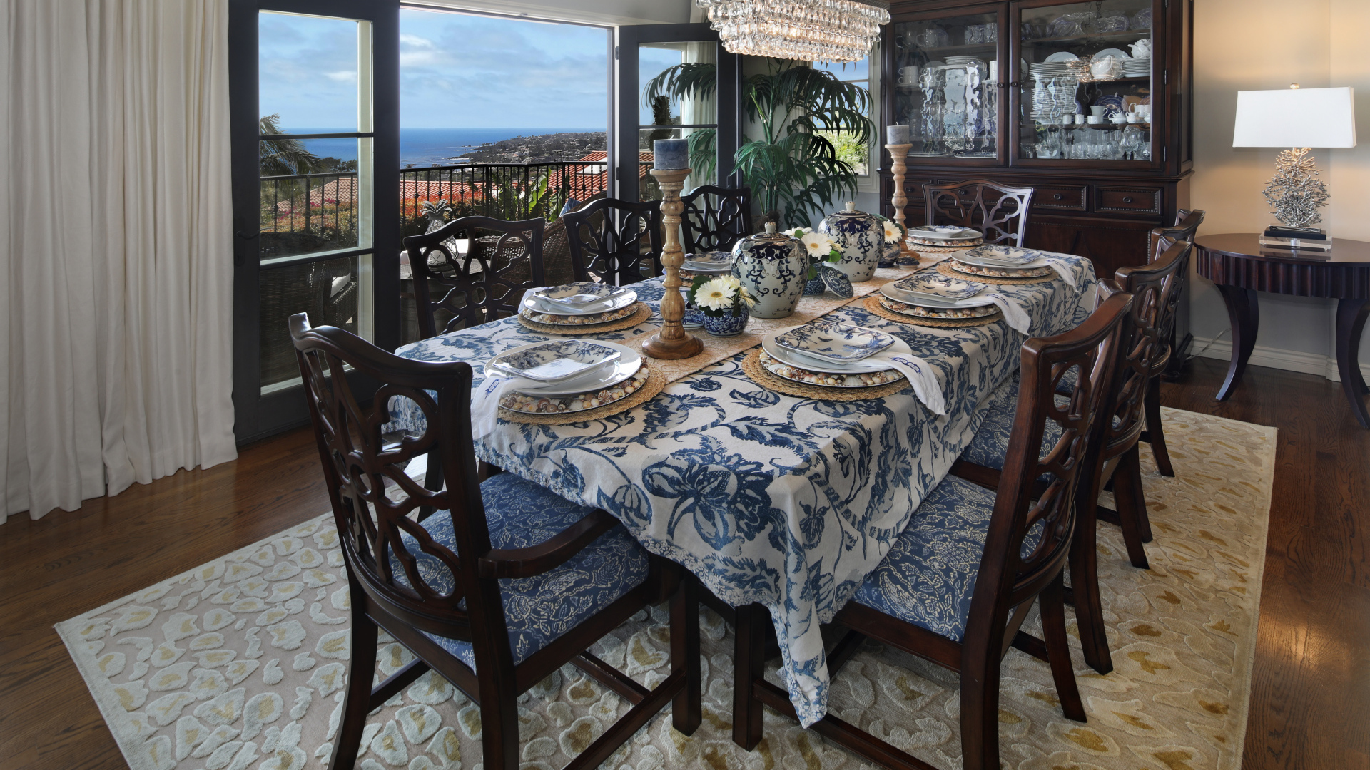 Столовая комната с большим дубовым столом  и красивой посудой