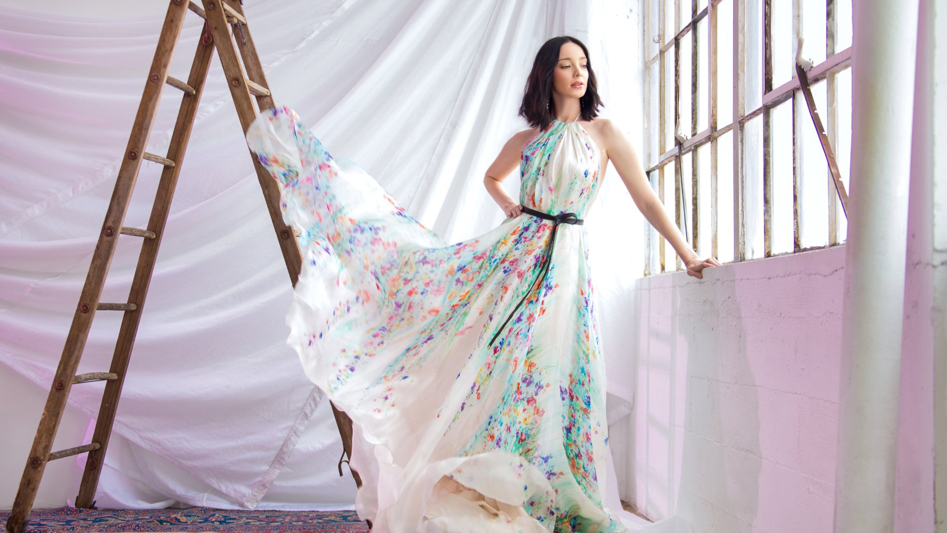 Девушка в красивом платье, актриса Эмма Дюмон у окна