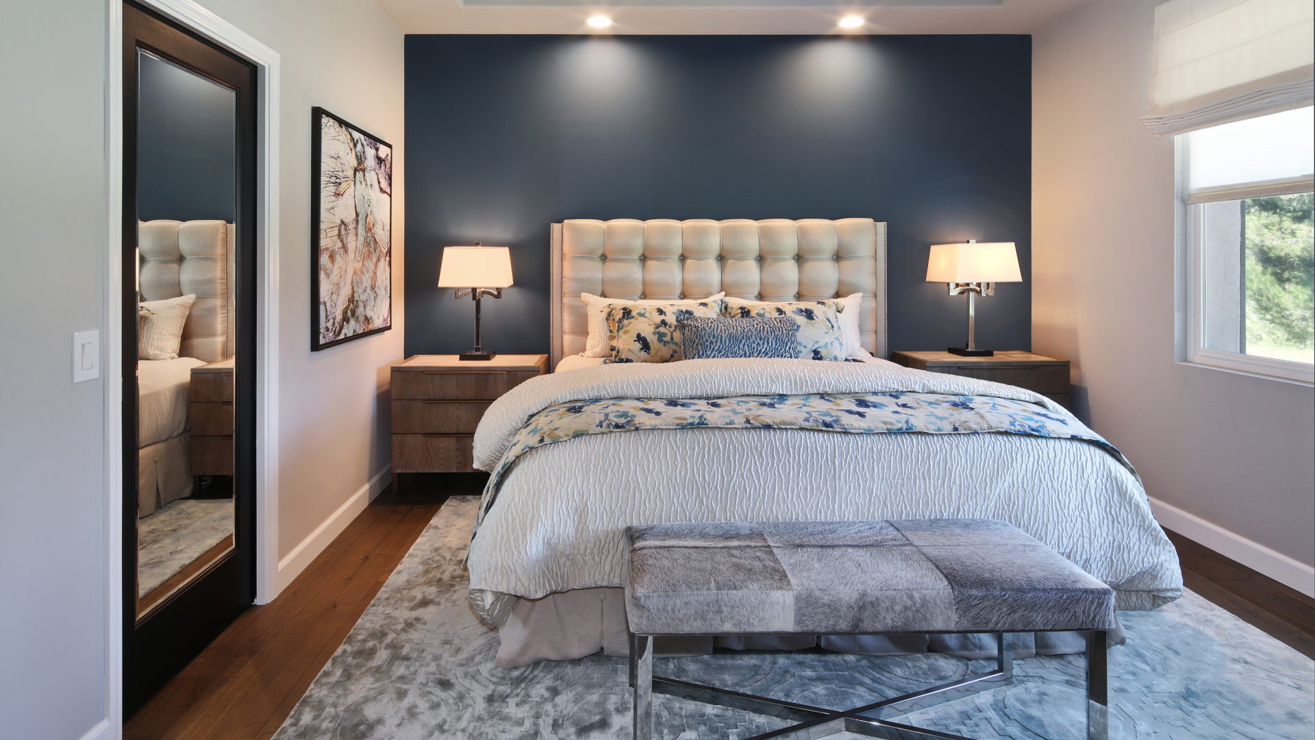 Спальня в серых тонах с большой кроватью