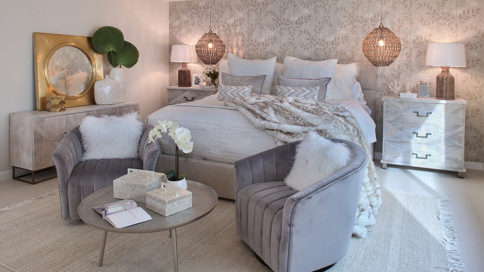 Серая спальня с большой кроватью и креслами