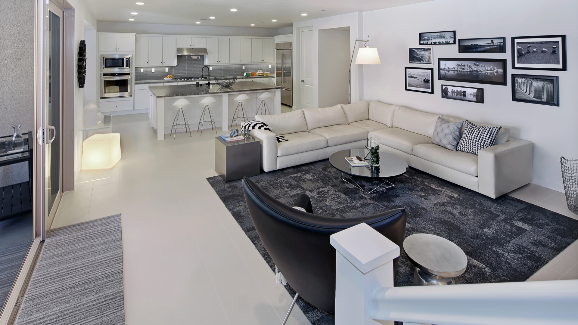 Серая гостиная комната совмещенная с кухней 