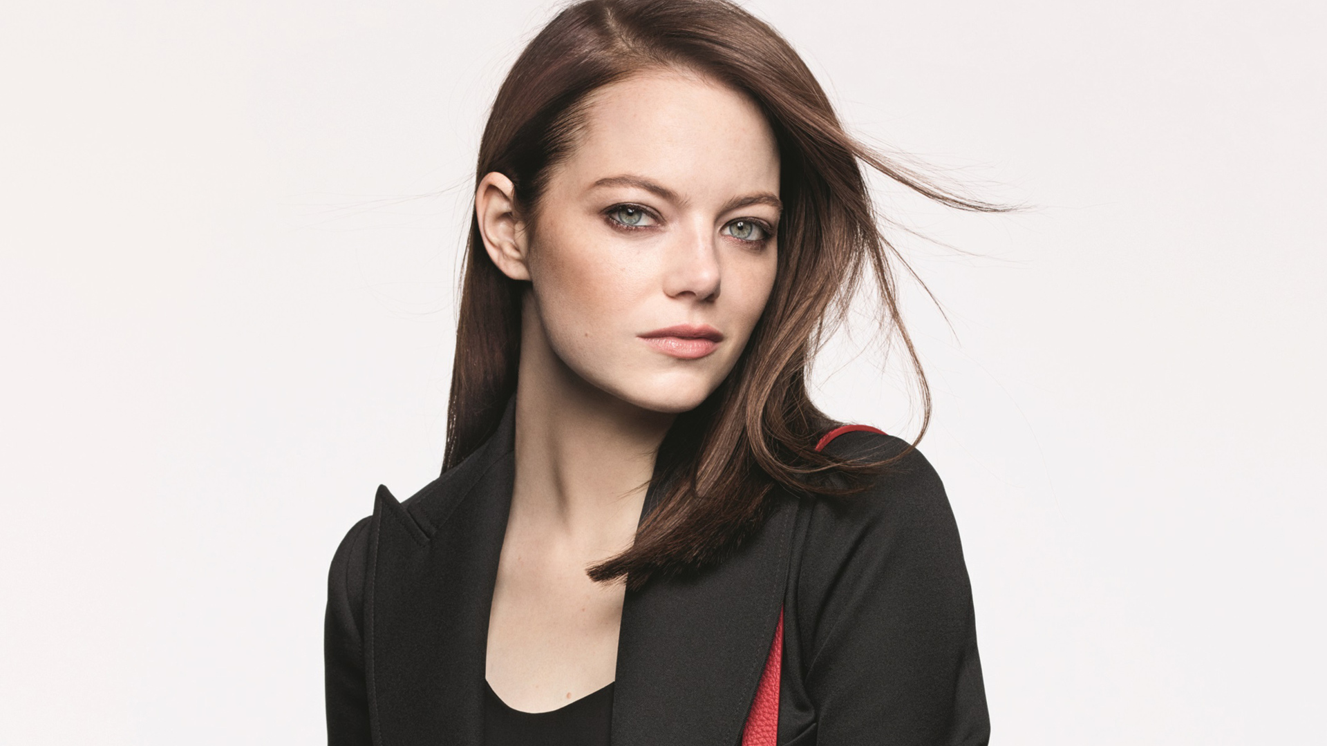 Зеленоглазая девушка, актриса Эмма Стоун на белом фоне