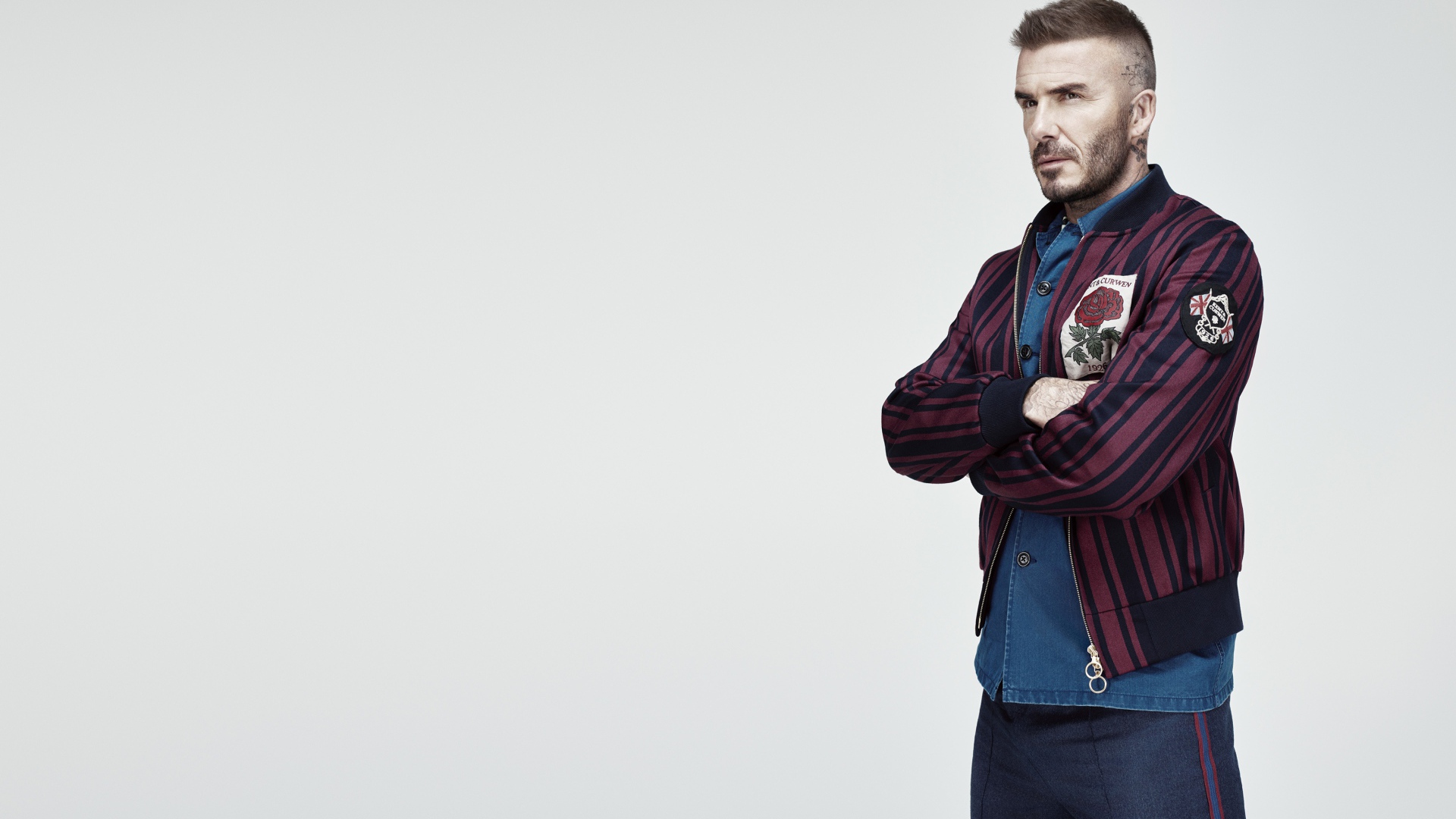 Красивый мужчина, футболист и модель Дэвид Бекхэм на сером фоне