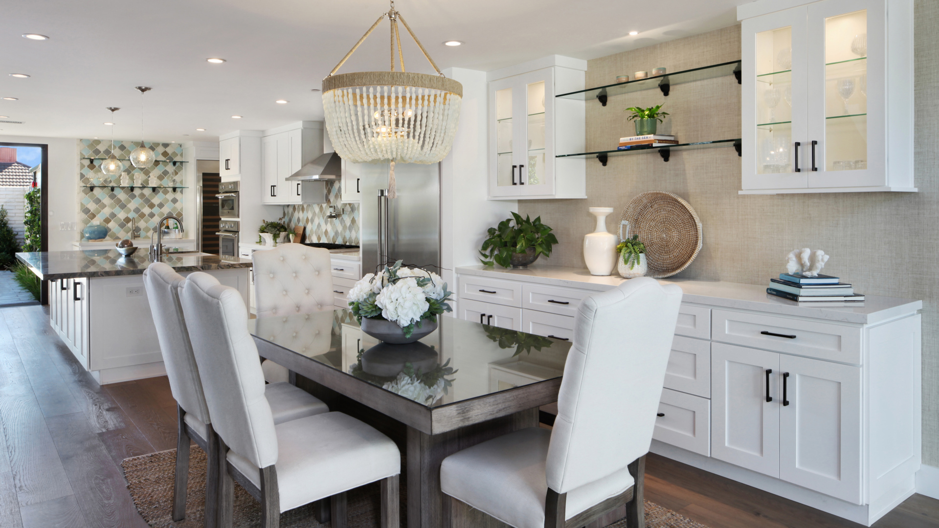 Кухня со столовой с белой мебелью 