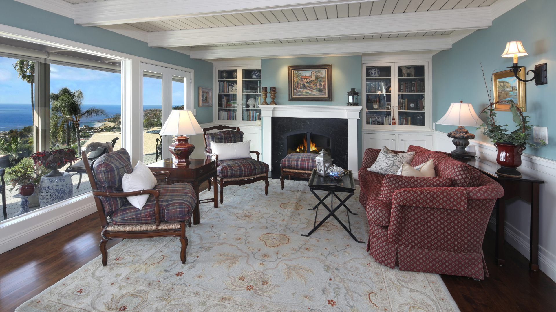 Гостиная комната с большим мягким диваном, креслами и камином 