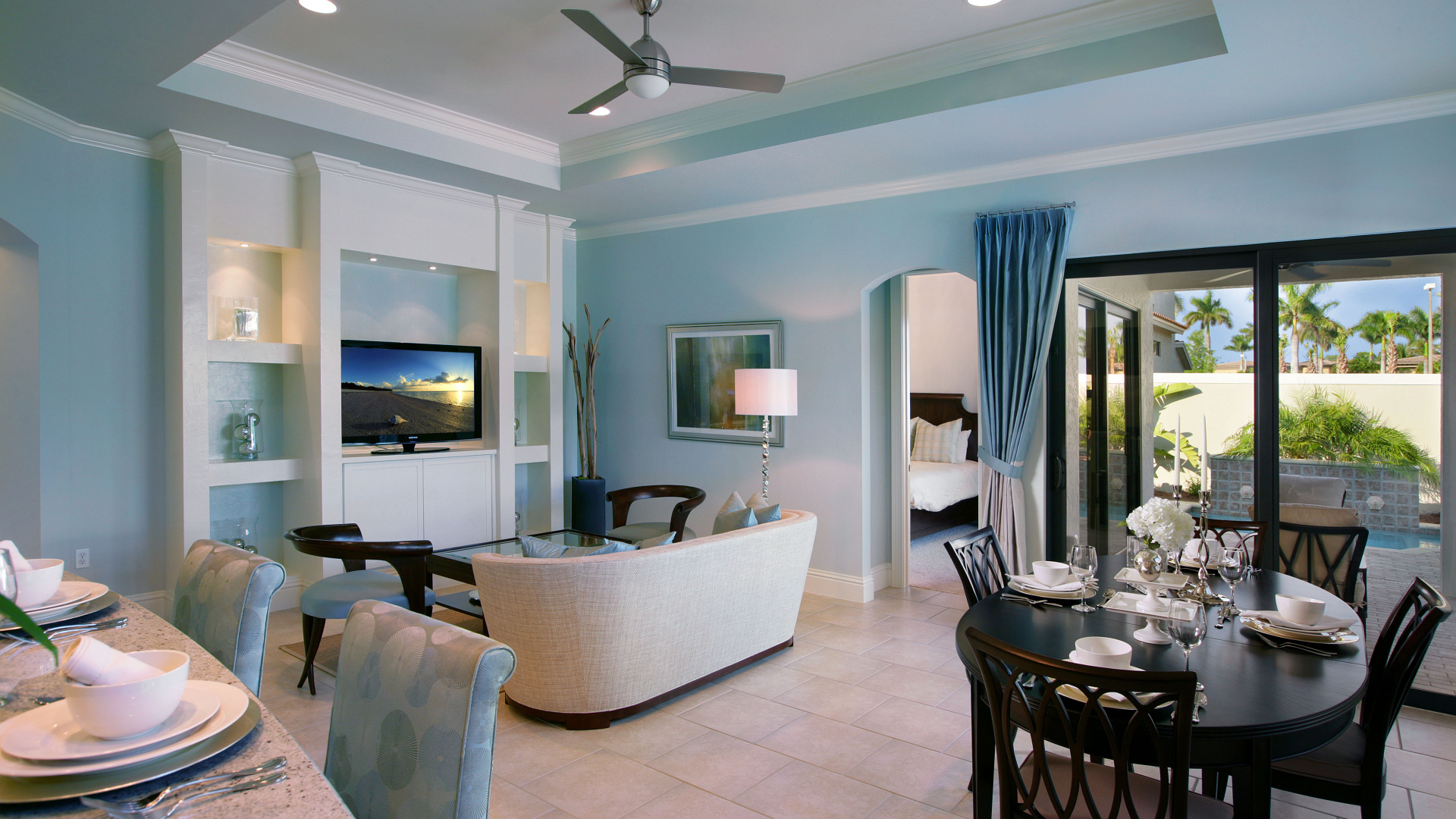 Гостиная комната с кухней у окна 