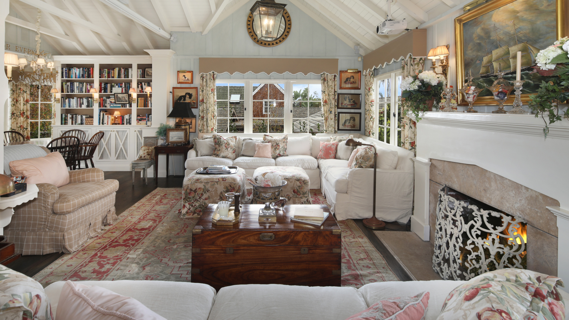 Гостиная комната с диванами и мягким креслом с камином