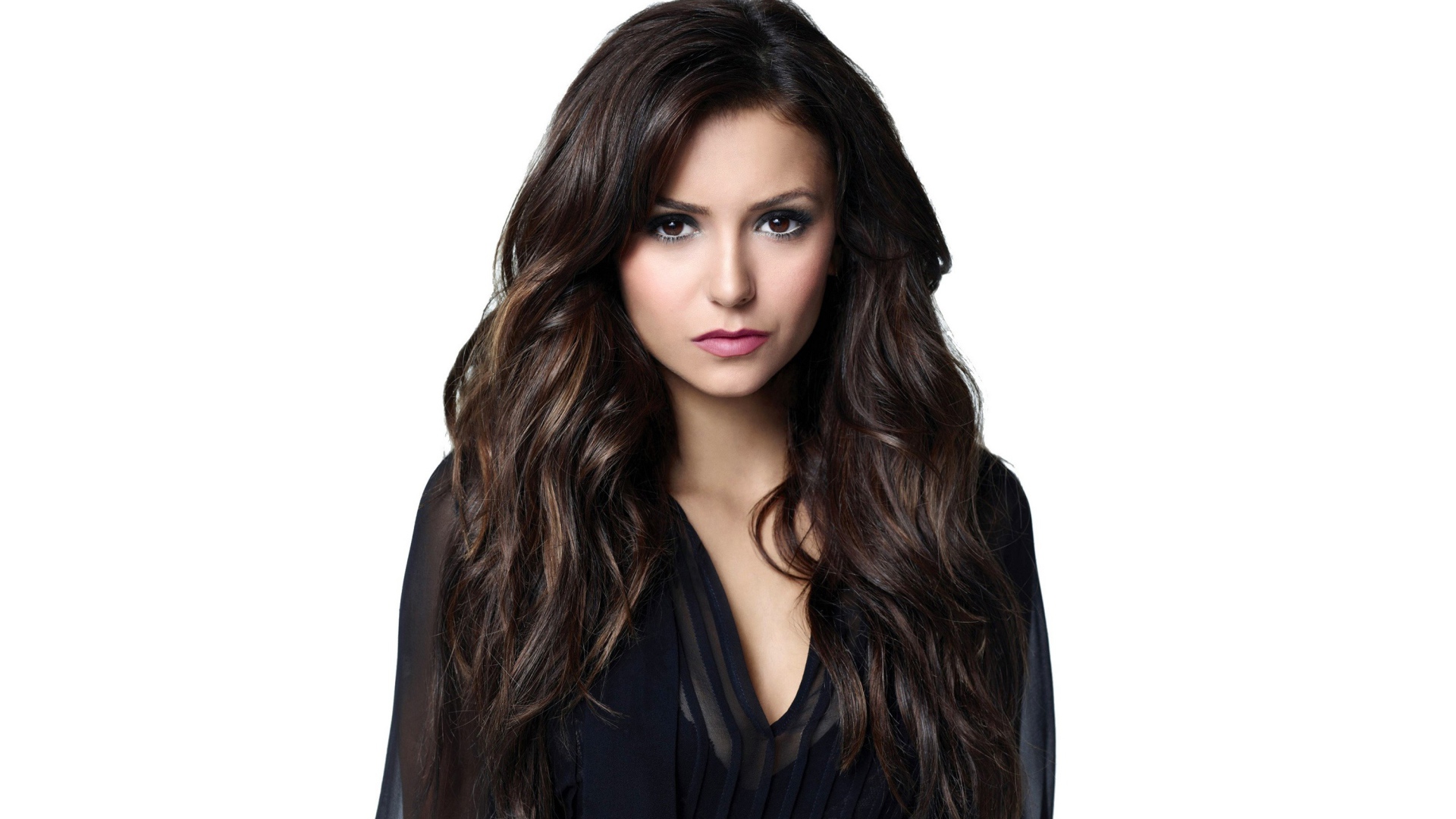 Длинноволосая девушка актриса Нина Добрев на белом фоне