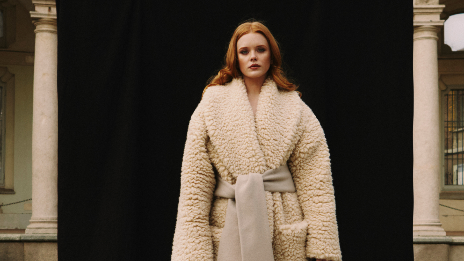 Рыжеволосая актриса Эбигейл Коуэн в шубе