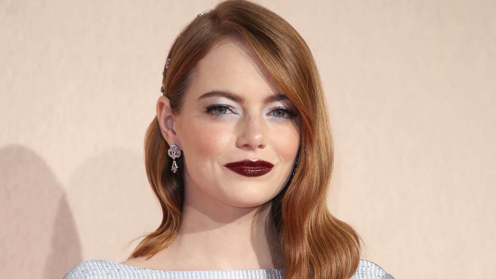 Рыжеволосая актриса Эмма Стоун с ярким макияжем