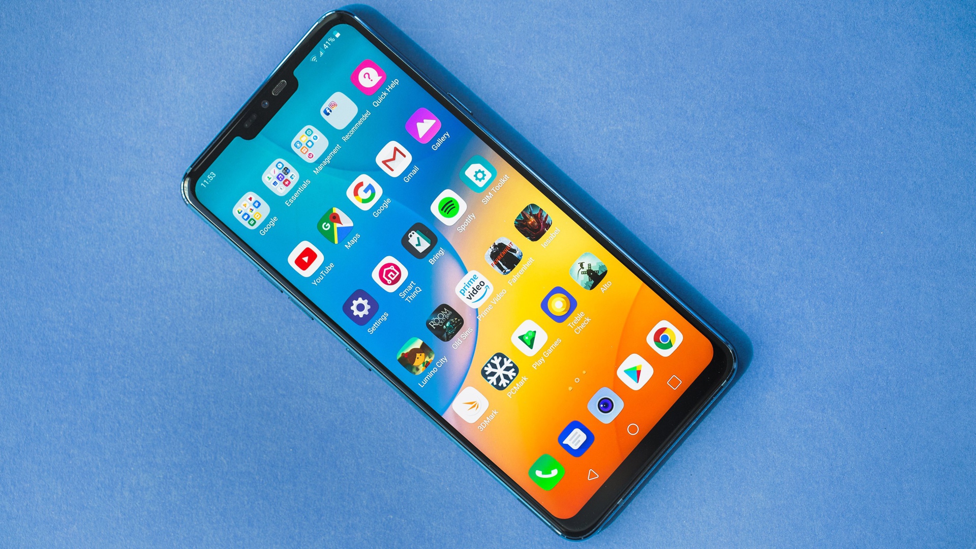Смартфон  LG G7 ThinQ на голубом фоне
