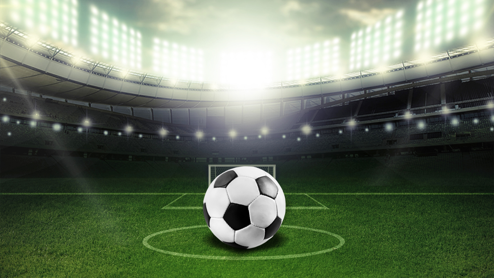 Футбольный мяч лежит на футбольном поле на стадионе