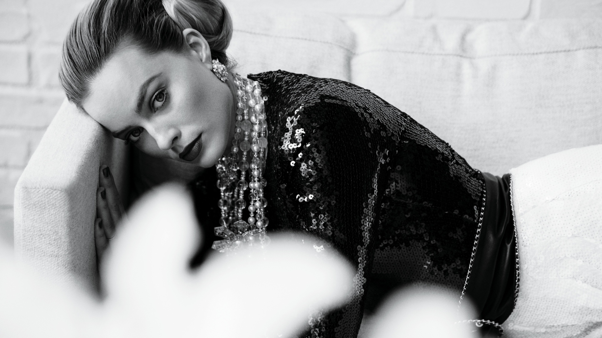 Стильная актриса Марго Робби черно белое фото 