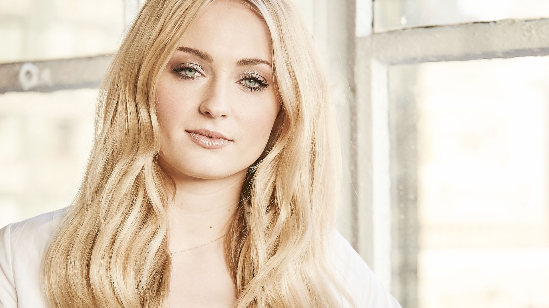 Стильная блондинка, актриса Софи Тёрнер у окна 