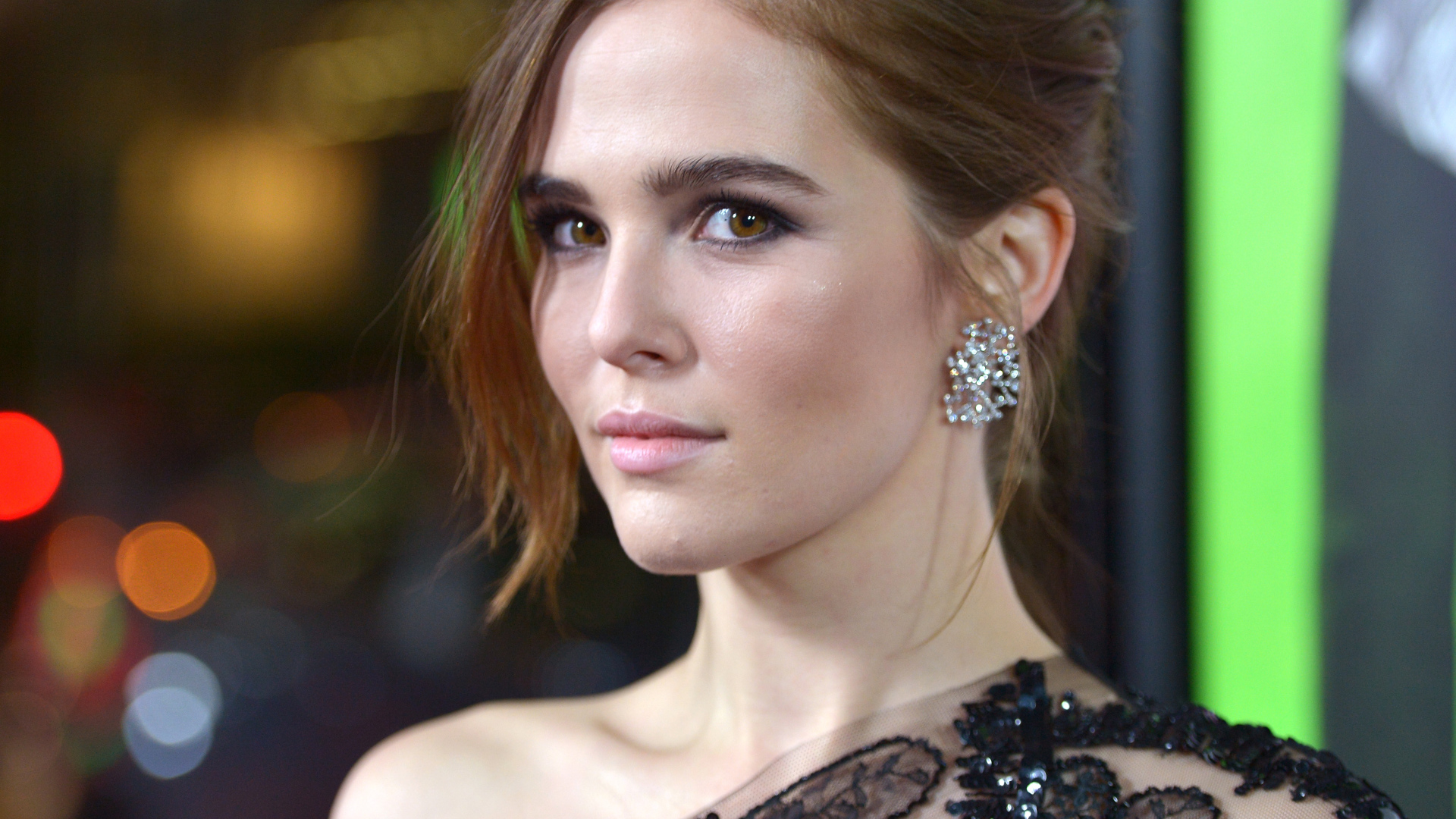 Стильная кареглазая девушка, актриса Зои Дойч в черном платье