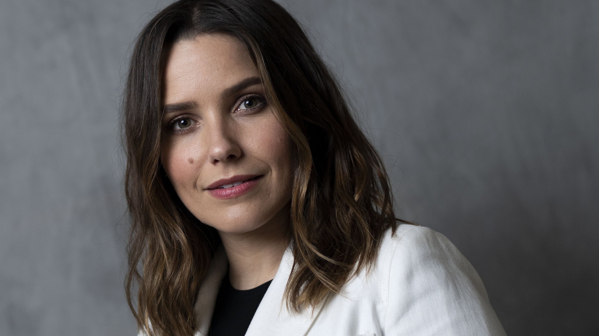 Стильная девушка, актриса София Буш на сером фоне